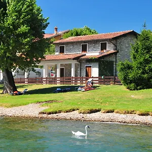 https://villa-carolina-domaso.it-lombardy.com